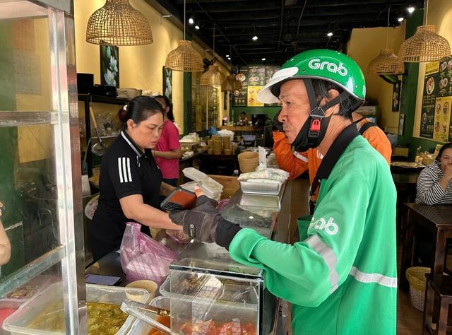 Khách đặt 30 ly chè, muốn ghi tên từng người: Shipper bức xúc, mạng 'dậy sóng'- Ảnh 3. Khách đặt 30 ly chè, muốn ghi tên từng người: Shipper bức xúc, mạng 'dậy sóng'- Ảnh 3.