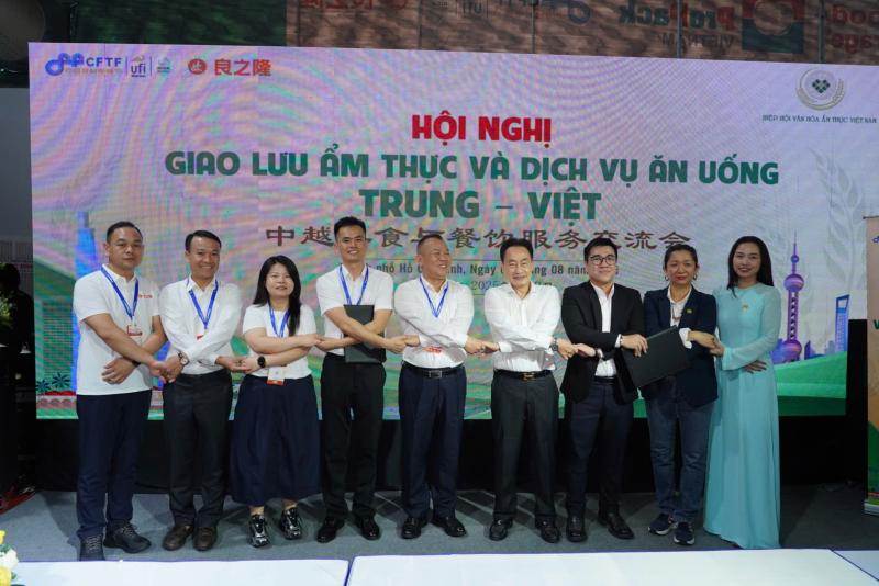 Người dân TP.HCM thưởng thức món ngon tại sự kiện ẩm thực Trung - Việt- Ảnh 7.