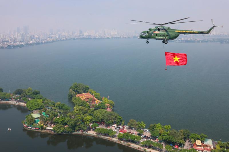 Trực thăng quân sự treo cờ bay diễu binh vào trung tâm Hà Nội- Ảnh 7. Trực thăng quân sự treo cờ bay diễu binh vào trung tâm Hà Nội- Ảnh 7.
