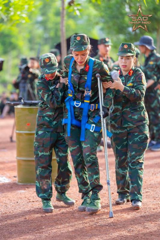 Siêu mẫu Minh Tú bị dập xương, đứt dây chằng- Ảnh 2. Siêu mẫu Minh Tú bị dập xương, đứt dây chằng- Ảnh 2.