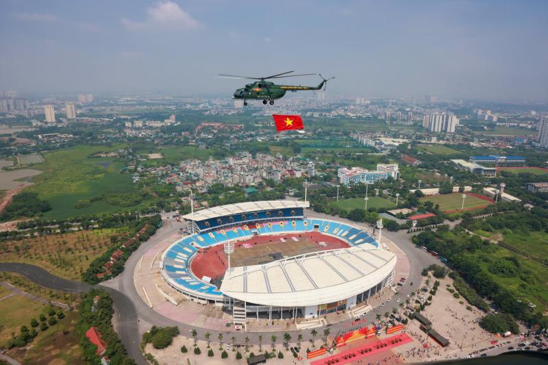 Trực thăng quân sự treo cờ bay diễu binh vào trung tâm Hà Nội- Ảnh 8. Trực thăng quân sự treo cờ bay diễu binh vào trung tâm Hà Nội- Ảnh 8.