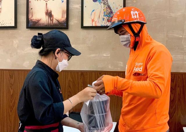 Khách đặt 30 ly chè, muốn ghi tên từng người: Shipper bức xúc, mạng 'dậy sóng'- Ảnh 2. Khách đặt 30 ly chè, muốn ghi tên từng người: Shipper bức xúc, mạng 'dậy sóng'- Ảnh 2.