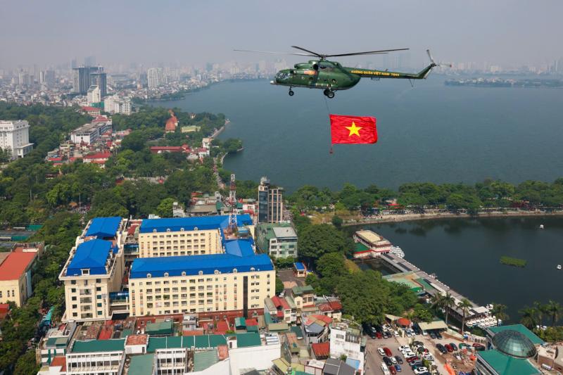 Trực thăng quân sự treo cờ bay diễu binh vào trung tâm Hà Nội- Ảnh 9. Trực thăng quân sự treo cờ bay diễu binh vào trung tâm Hà Nội- Ảnh 9.