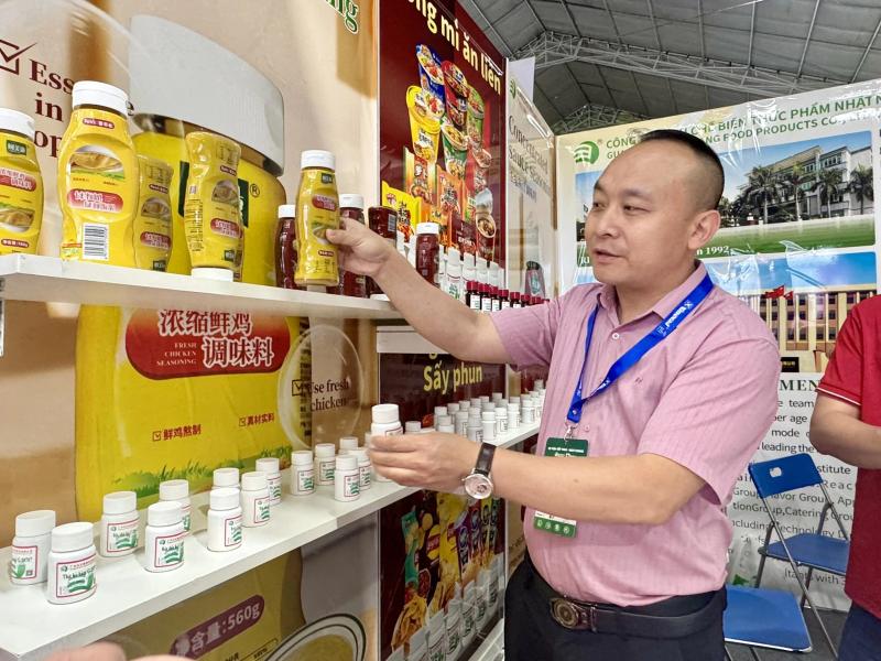 Người dân TP.HCM thưởng thức món ngon tại sự kiện ẩm thực Trung - Việt- Ảnh 4.