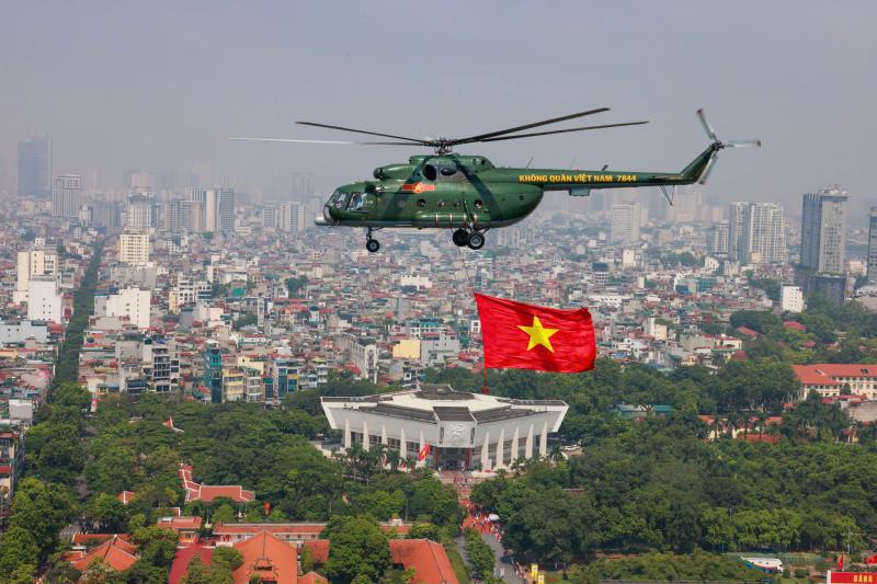 Trực thăng quân sự treo cờ bay diễu binh vào trung tâm Hà Nội- Ảnh 10. Trực thăng quân sự treo cờ bay diễu binh vào trung tâm Hà Nội- Ảnh 10.