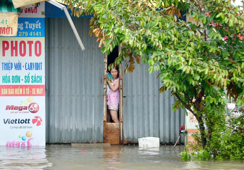 Nhiều tuyến phố Thanh Hóa ngập lụt sau cơn bão số 5 gây thiệt hại lớn - Ảnh 8. Nhiều tuyến phố Thanh Hóa ngập lụt sau cơn bão số 5 gây thiệt hại lớn - Ảnh 8.