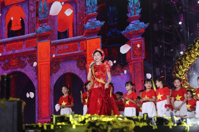 Hòa Minzy hát 'Bắc Bling', Soobin trình diễn 'Trống cơm' trước hàng chục ngàn khán giả- Ảnh 6.