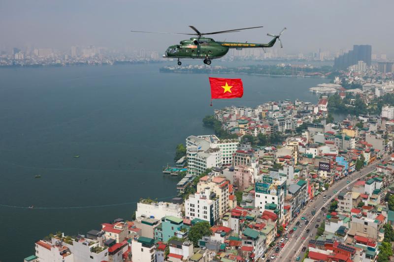 Trực thăng quân sự treo cờ bay diễu binh vào trung tâm Hà Nội- Ảnh 11. Trực thăng quân sự treo cờ bay diễu binh vào trung tâm Hà Nội- Ảnh 11.