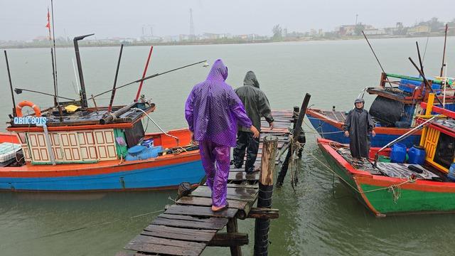 Bão số 5: Tàu rời âu thuyền trước bão, biên phòng Quảng Trị vận động quay lại- Ảnh 6.