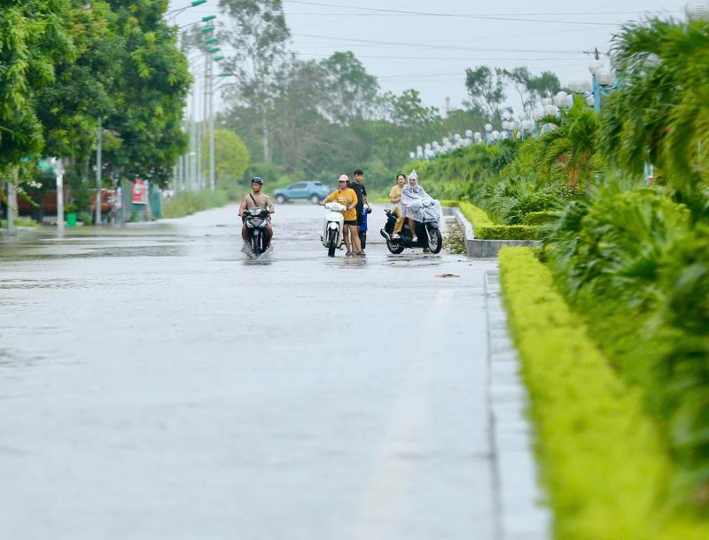 Nhiều tuyến phố Thanh Hóa ngập lụt sau cơn bão số 5 gây thiệt hại lớn - Ảnh 9. Nhiều tuyến phố Thanh Hóa ngập lụt sau cơn bão số 5 gây thiệt hại lớn - Ảnh 9.