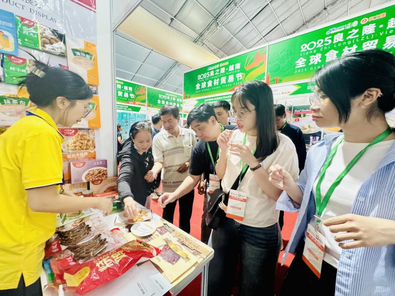 Người dân TP.HCM thưởng thức món ngon tại sự kiện ẩm thực Trung - Việt- Ảnh 5.