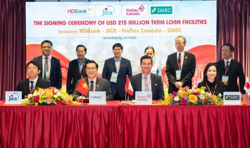 HDBank ký khoản vay hợp vốn 215 triệu USD với 3 tổ chức tài chính quốc tế- Ảnh 1. HDBank ký khoản vay hợp vốn 215 triệu USD với 3 tổ chức tài chính quốc tế- Ảnh 1.