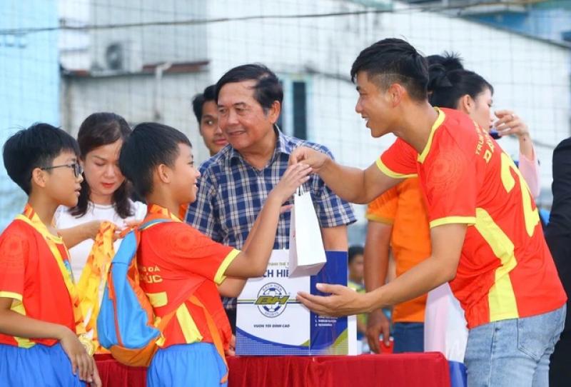 Tuyển thủ Phan Văn Đức truyền cảm hứng cho gần 1.000 trẻ em bóng đá cộng đồng- Ảnh 2. Tuyển thủ Phan Văn Đức truyền cảm hứng cho gần 1.000 trẻ em bóng đá cộng đồng- Ảnh 2.