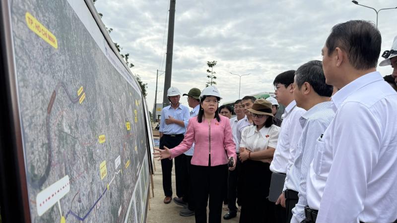 Đang thi công 9,5km cao tốc TP.HCM - Thủ Dầu Một - Chơn Thành - Ảnh 2.