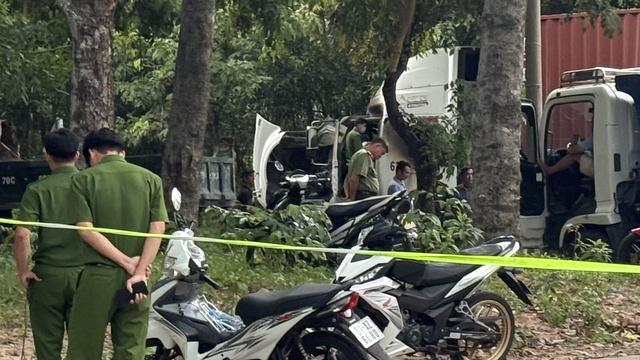 TP.HCM: Nghi ghen tuông, người đàn ông đâm 2 người trọng thương rồi đốt xe tự tử- Ảnh 1. TP.HCM: Nghi ghen tuông, người đàn ông đâm 2 người trọng thương rồi đốt xe tự tử- Ảnh 1.