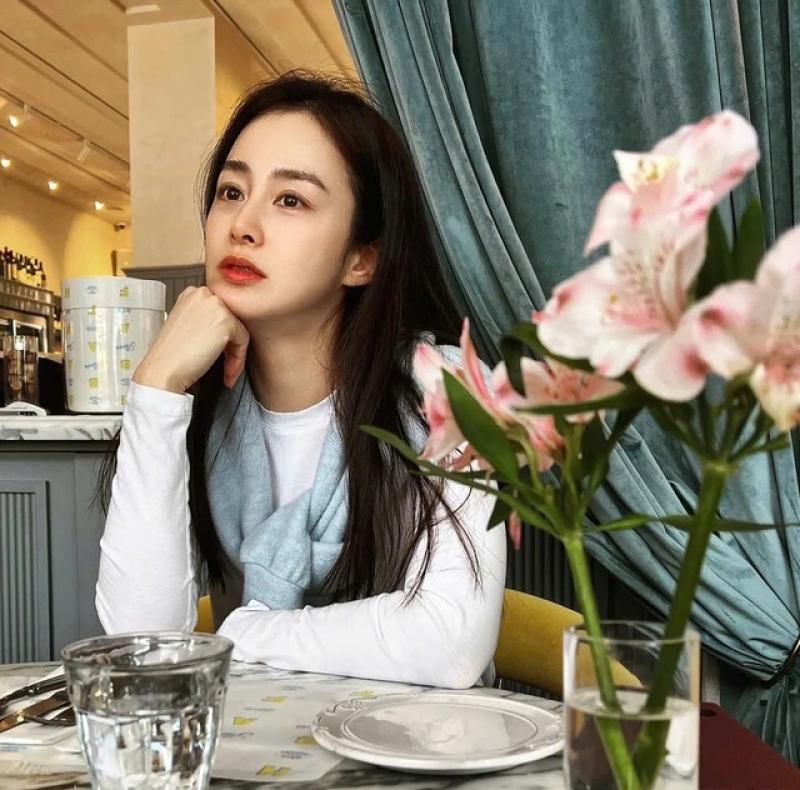 Không dùng mạng xã hội, Kim Tae Hee vẫn chứng minh sức hút sao hạng A - Ảnh 1.