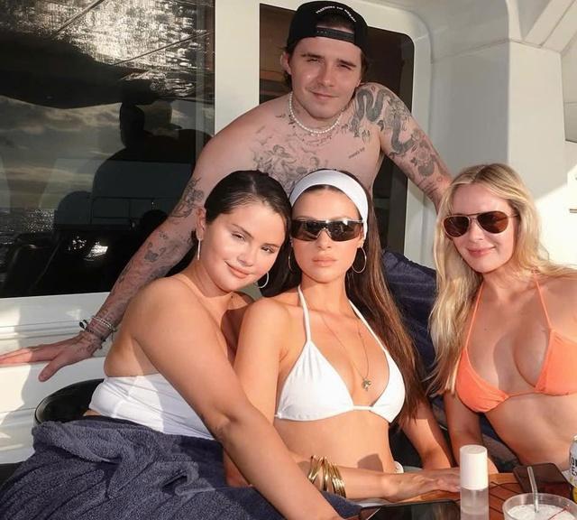 Selena Gomez 'quay lưng' với vợ chồng Brooklyn Beckham - Ảnh 1.