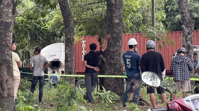 TP.HCM: Nghi ghen tuông, người đàn ông đâm 2 người trọng thương rồi đốt xe tự tử- Ảnh 2. TP.HCM: Nghi ghen tuông, người đàn ông đâm 2 người trọng thương rồi đốt xe tự tử- Ảnh 2.