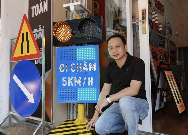 'Kỹ sư tay ngang' chế tạo thiết bị an toàn giao thông năng lượng mặt trời- Ảnh 2.