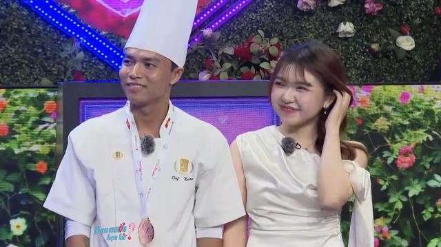 Bếp trưởng trổ tài nấu ăn trên show hẹn hò, chinh phục được cô giáo xinh đẹp - Ảnh 1.
