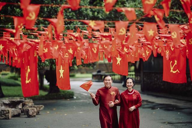 Vợ chồng nghệ sĩ Lan Hương, Đỗ Kỷ gây sốt khi tái hiện ảnh cưới xưa - Ảnh 4.