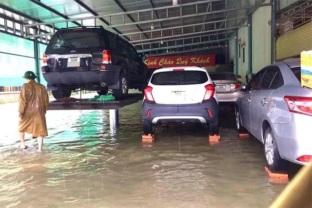 Muôn kiểu bảo vệ ô tô độc lạ của người Việt mùa mưa bão- Ảnh 3. Muôn kiểu bảo vệ ô tô độc lạ của người Việt mùa mưa bão- Ảnh 3.
