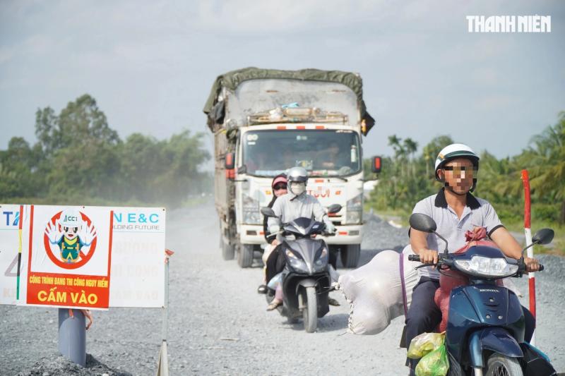 Người dân ‘xé rào’ vào công trường cầu Đại Ngãi vì không có biển cấm- Ảnh 6. Người dân ‘xé rào’ vào công trường cầu Đại Ngãi vì không có biển cấm- Ảnh 6.