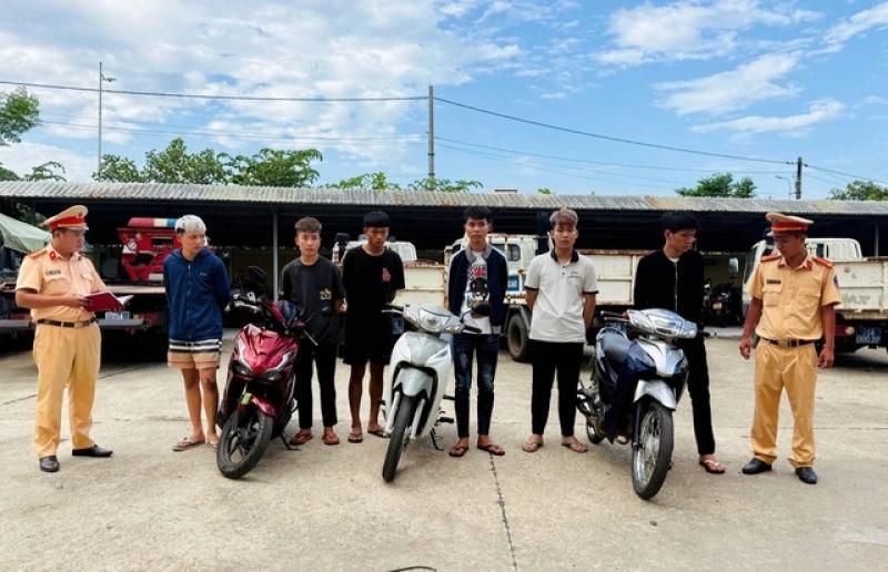 TP.Huế: Làm rõ nhóm học sinh chạy xe, cầm hung khí gây rối trên phố- Ảnh 1.
