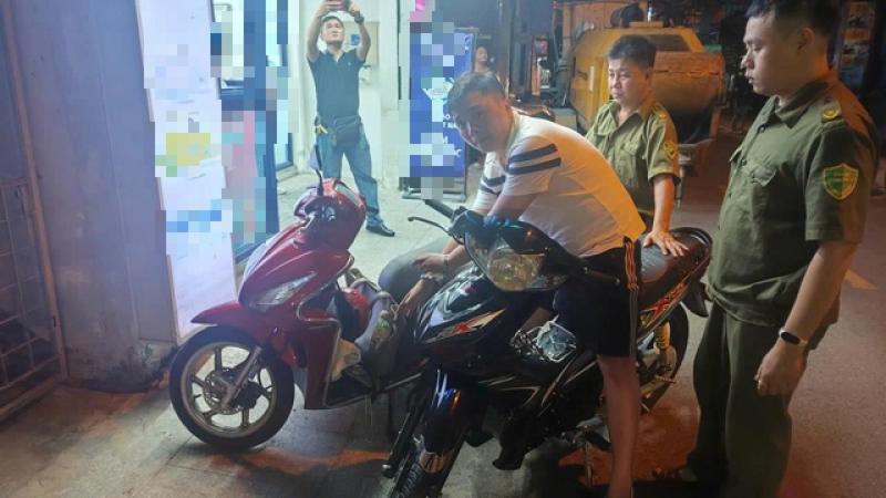 Công an TP.HCM bắt nhanh nghi phạm trộm túi xách giữa ban ngày - Ảnh 1.