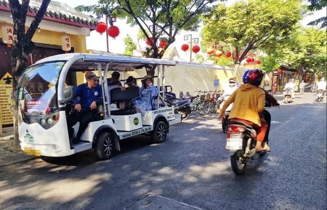 Bát nháo xe điện du lịch ở phố cổ Hội An- Ảnh 3. Bát nháo xe điện du lịch ở phố cổ Hội An- Ảnh 3.