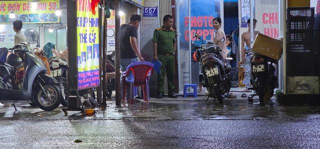 TP.HCM: Công an xã Tân Vĩnh Lộc truy tìm người chém nhân viên giữ xe quán nhậu- Ảnh 1.