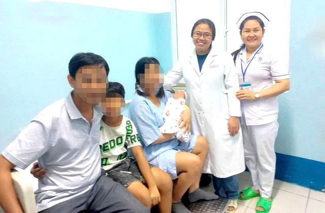 Người mẹ đánh cược mạng sống để giữ con- Ảnh 2. Người mẹ đánh cược mạng sống để giữ con- Ảnh 2.