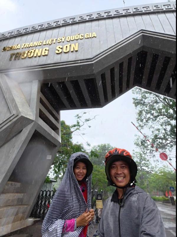 Đôi vợ chồng đạp xe xuyên Việt thăm nghĩa trang liệt sĩ trong hành trình ý nghĩa - Ảnh 3.