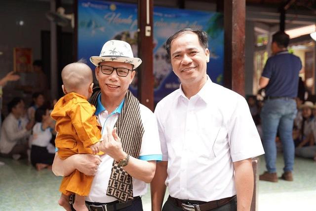 Hành trình thiện nguyện Bệnh viện Quốc tế City: Áo blouse trắng hóa vòng tay yêu thương- Ảnh 2.