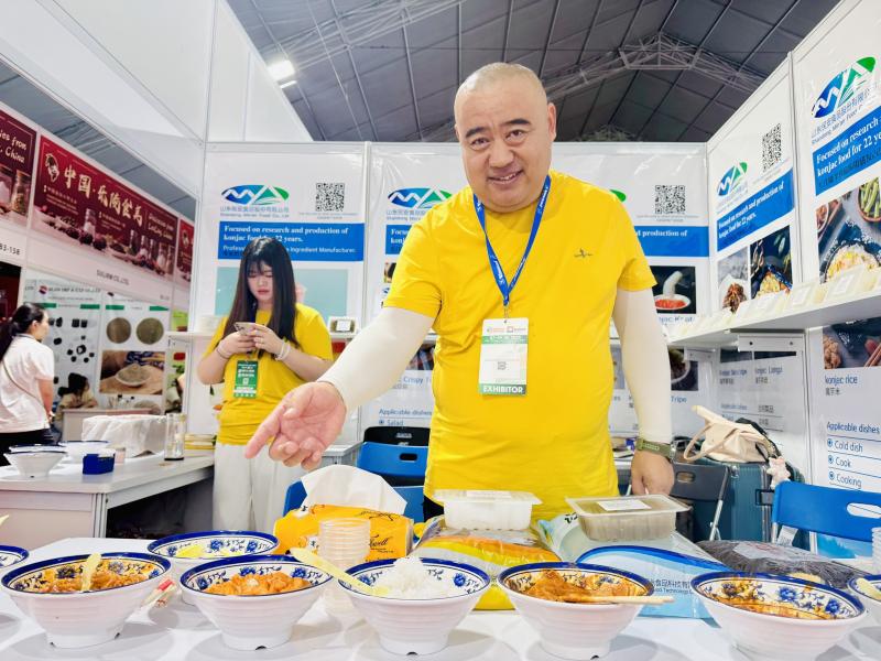 Người dân TP.HCM thưởng thức món ngon tại sự kiện ẩm thực Trung - Việt- Ảnh 3.