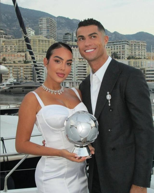 Ronaldo cầu hôn Georgina bằng nhẫn kim cương ‘khổng lồ’, chương mới cho chuyện tình 10 năm- Ảnh 2. Ronaldo cầu hôn Georgina bằng nhẫn kim cương ‘khổng lồ’, chương mới cho chuyện tình 10 năm- Ảnh 2.