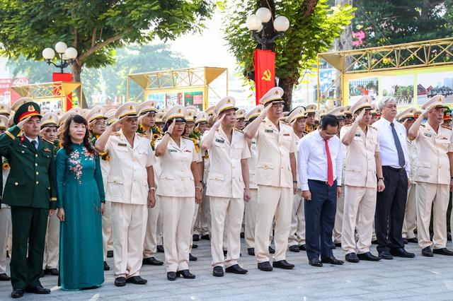 Công an TP.HCM dâng hoa ở Tượng đài Công an nhân dân - Ảnh 4.