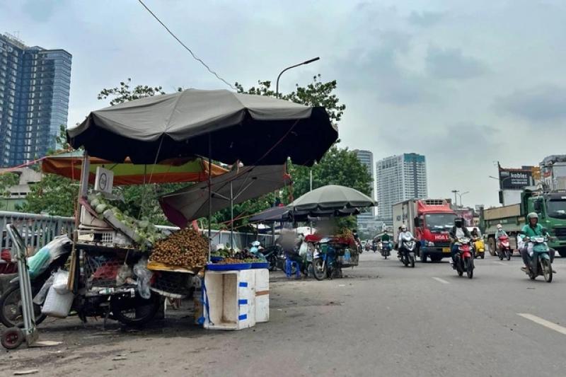 Chợ cóc 'mọc' nhan nhản, bày bán thịt heo dưới lòng đường Hà Nội- Ảnh 2.