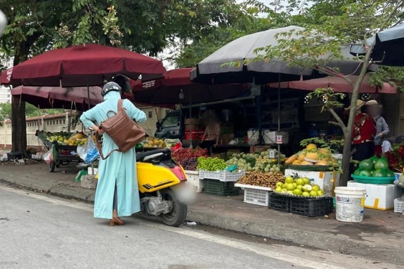 Chợ cóc 'mọc' nhan nhản, bày bán thịt heo dưới lòng đường Hà Nội- Ảnh 7.