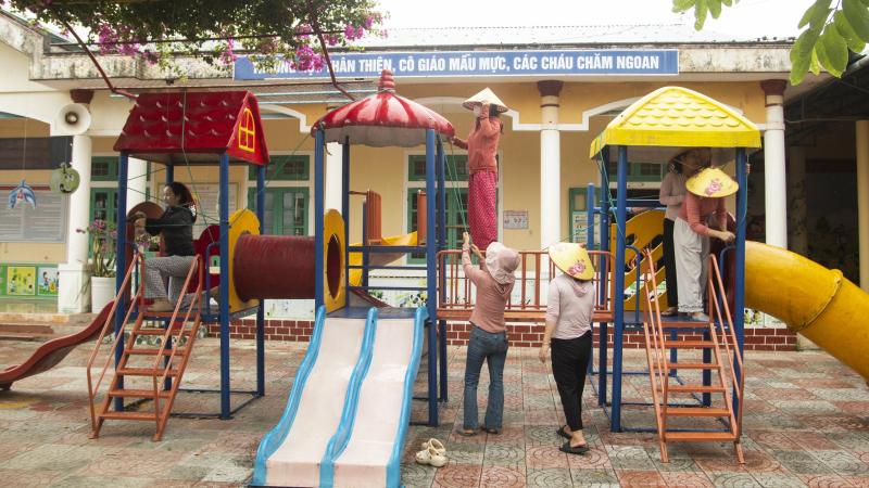 Bão số 5: Bộ đội biên phòng cùng cô giáo nỗ lực chằng chống trường lớp- Ảnh 4.