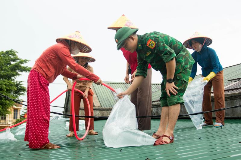 Bão số 5: Bộ đội biên phòng cùng cô giáo nỗ lực chằng chống trường lớp- Ảnh 1.