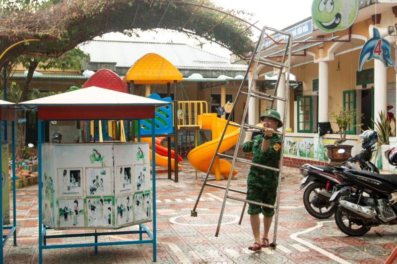 Bão số 5: Bộ đội biên phòng cùng cô giáo nỗ lực chằng chống trường lớp- Ảnh 3.