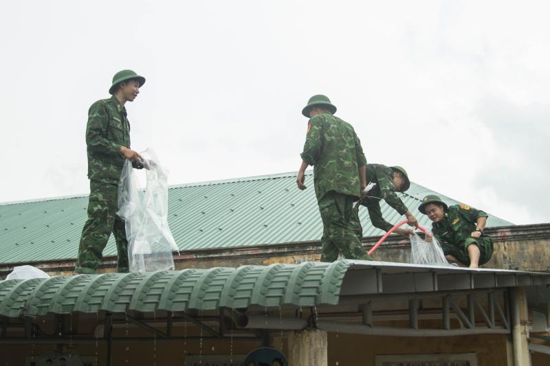 Bão số 5: Bộ đội biên phòng cùng cô giáo nỗ lực chằng chống trường lớp- Ảnh 5.