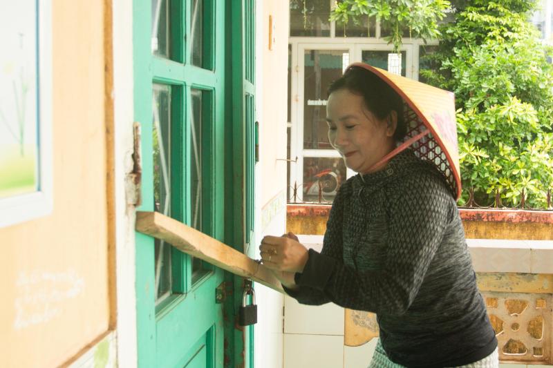 Bão số 5: Bộ đội biên phòng cùng cô giáo nỗ lực chằng chống trường lớp- Ảnh 2.