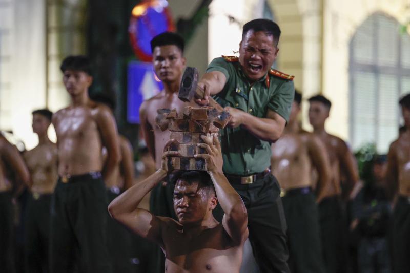 Chiến sĩ công an trình diễn đu dây, trấn áp tội phạm- Ảnh 9.