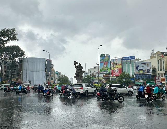 TP.HCM nhiều nơi mưa to, kéo dài đến khi nào?
- Ảnh 1. TP.HCM nhiều nơi mưa to, kéo dài đến khi nào?
- Ảnh 1.