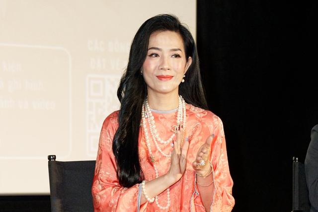'Bóng hồng' hiếm hoi trên bàn đàm phán trong phim 'Mưa đỏ' là ai?  - Ảnh 2.