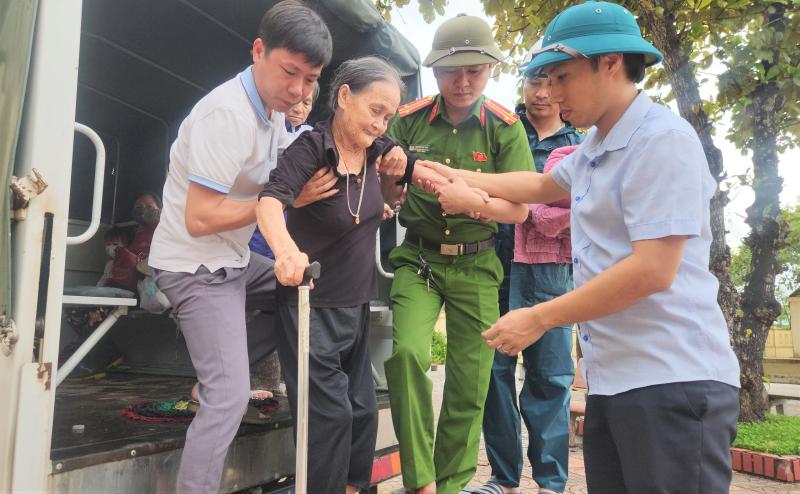Hà Tĩnh khẩn cấp sơ tán hàng nghìn hộ dân trước bão số 5- Ảnh 9. Hà Tĩnh khẩn cấp sơ tán hàng nghìn hộ dân trước bão số 5- Ảnh 9.