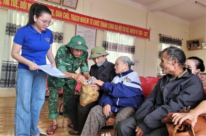 Hà Tĩnh khẩn cấp sơ tán hàng nghìn hộ dân trước bão số 5- Ảnh 4. Hà Tĩnh khẩn cấp sơ tán hàng nghìn hộ dân trước bão số 5- Ảnh 4.