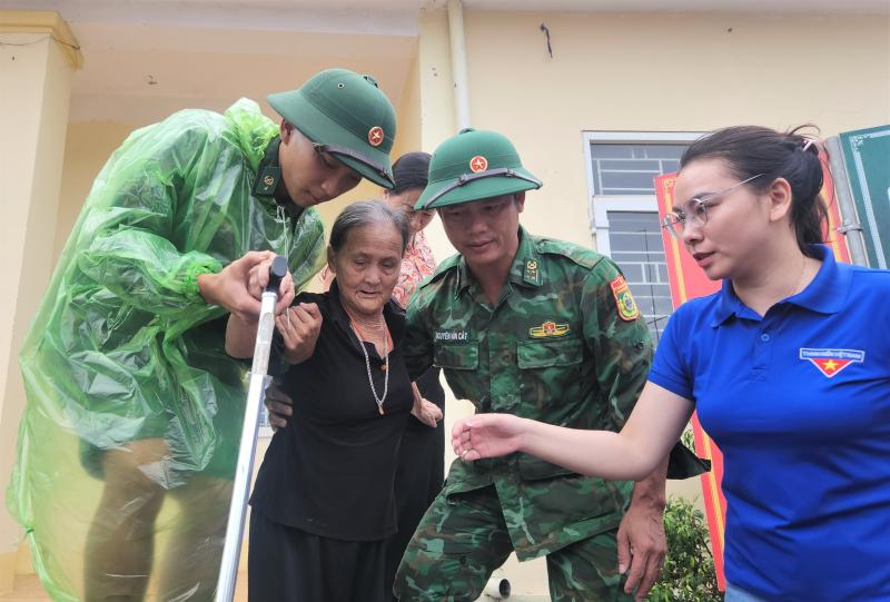 Hà Tĩnh khẩn cấp sơ tán hàng nghìn hộ dân trước bão số 5- Ảnh 6. Hà Tĩnh khẩn cấp sơ tán hàng nghìn hộ dân trước bão số 5- Ảnh 6.